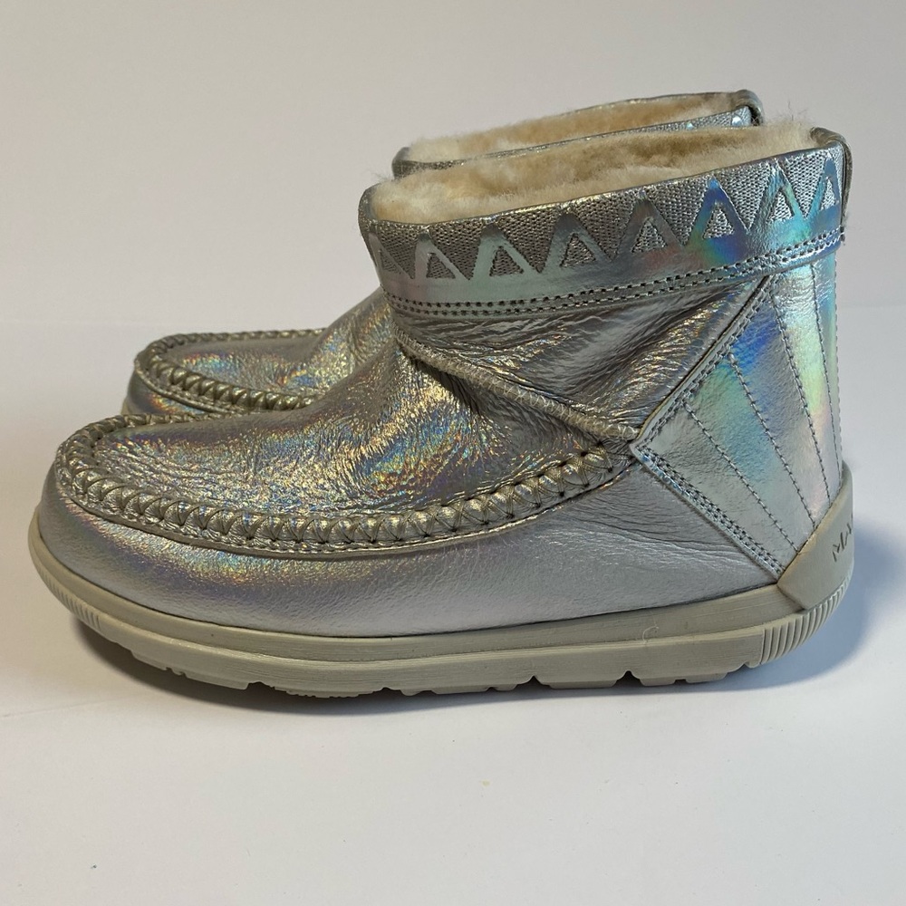 Manitobah Mukluks Tamarack Ankle Boots Metallic Silver Sheep Fur Lined Women’s 6